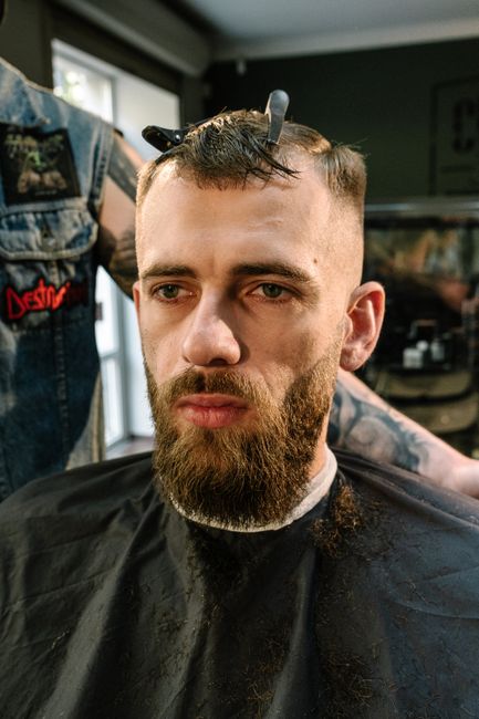 Fade pričeska z oblikovano brado