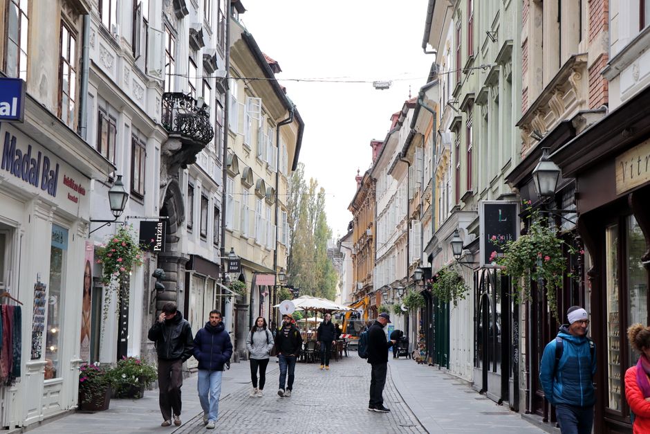Ulica v starem mestu Ljubljane, blizu salona Bradonix